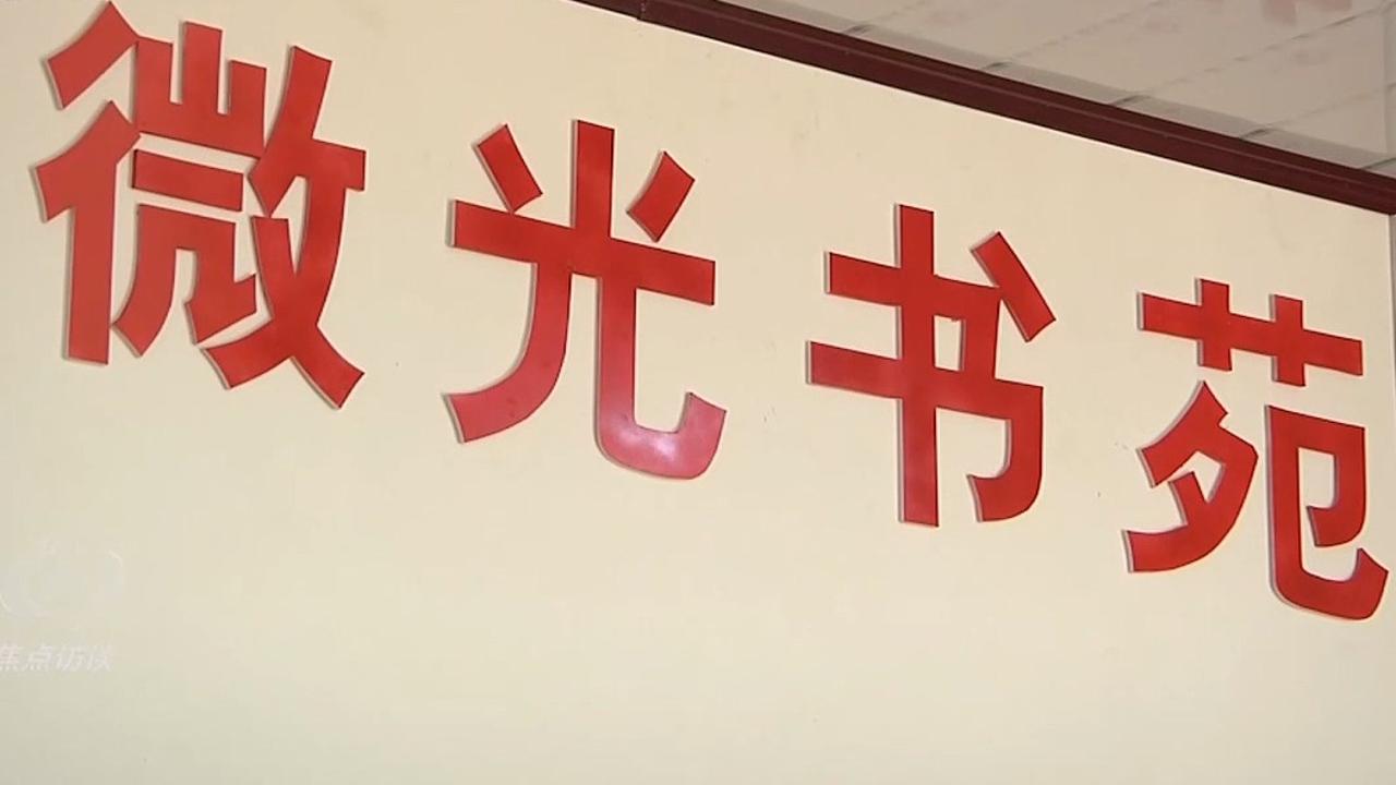 女童被压车底路人秒抬车救人