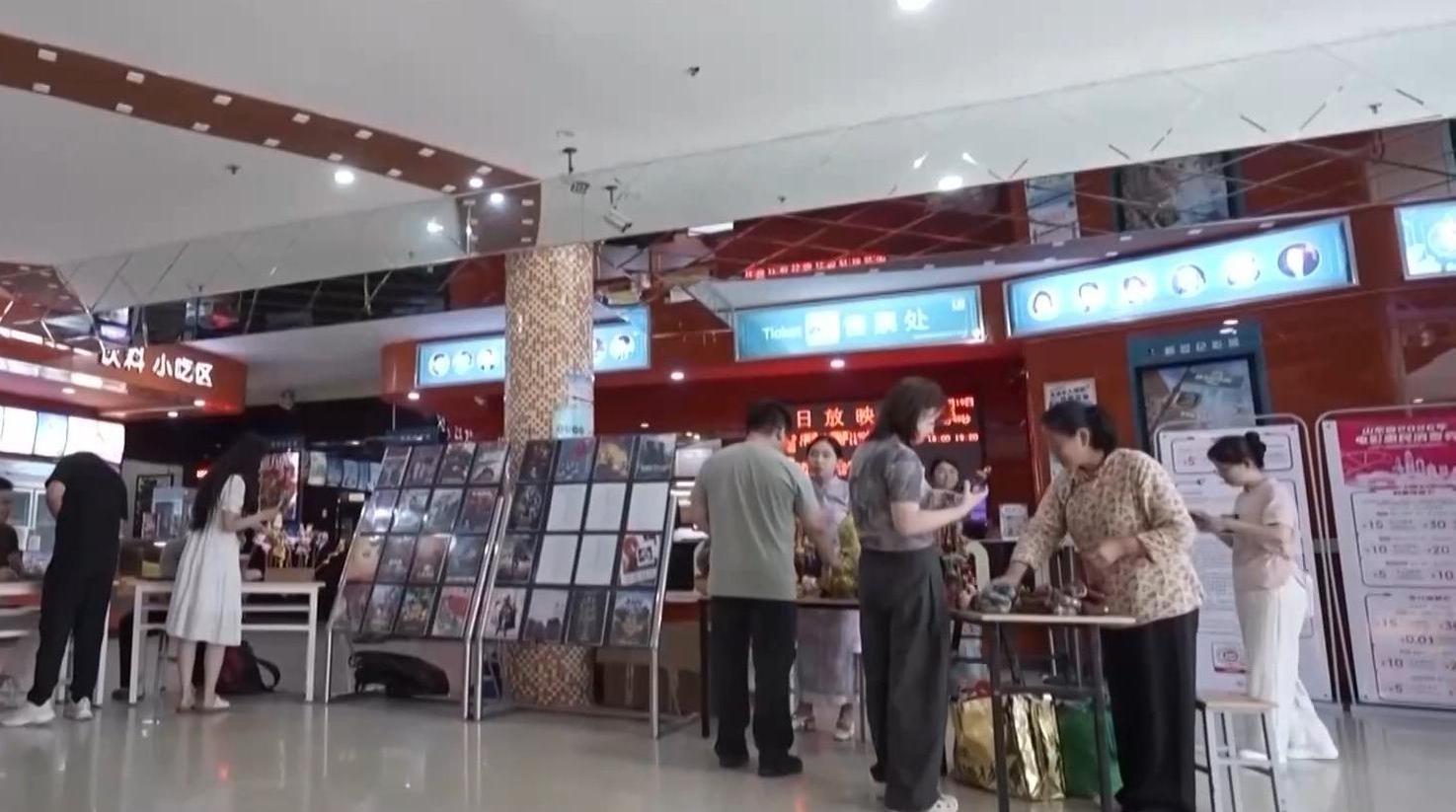 西安一轿车失控撞上公交站台