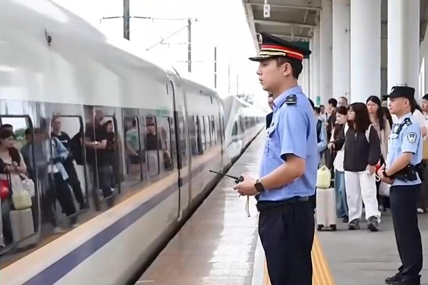 为悼念吴邦国同志天安门下半旗