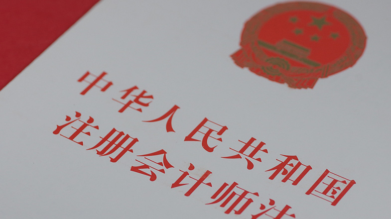 教师在幼儿园内驾车撞倒名孩子致死